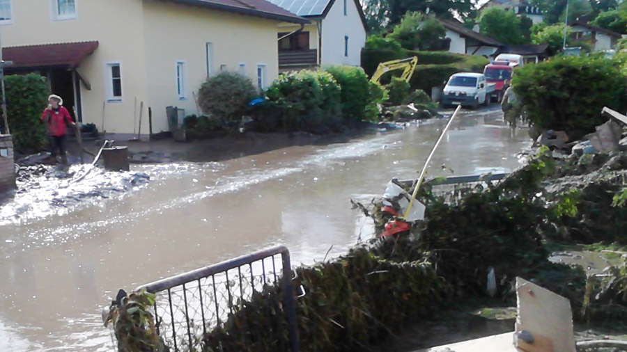 Mit Schlamm überschwemmte Straße